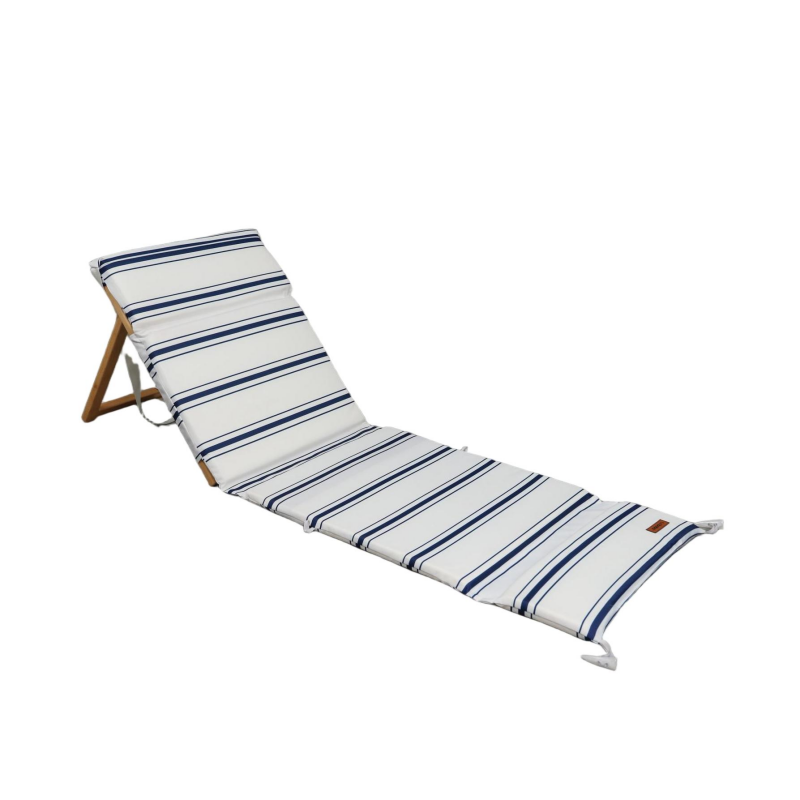 Salón de playa con estructura de madera